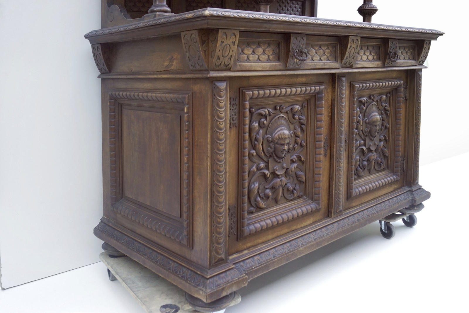 Kredenz Antiker Schrank geschnitzt Historismus Barschrank Renaissance Barock 19.Jhdt Antiquität