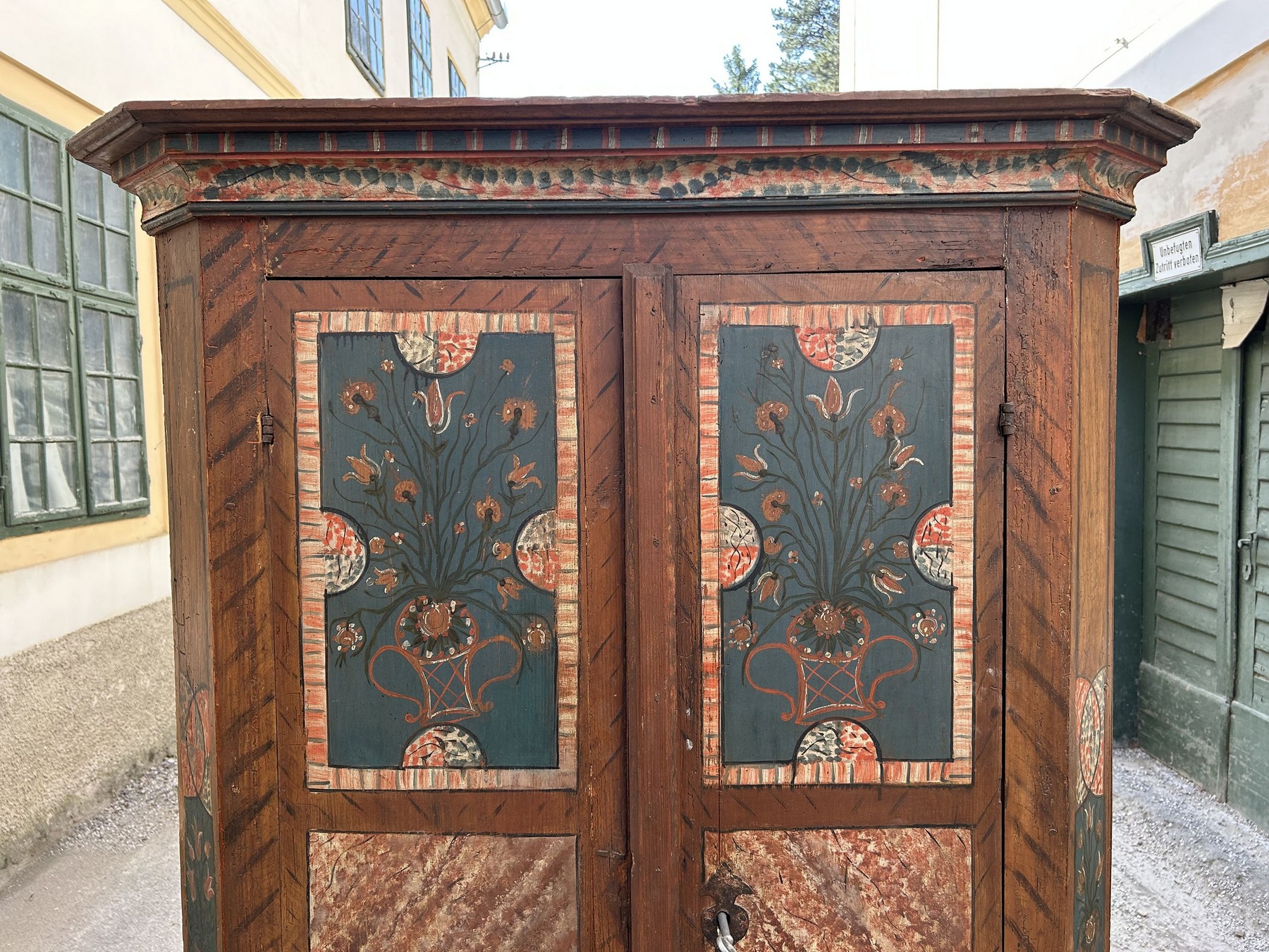 Kleiderschrank antik bemalt