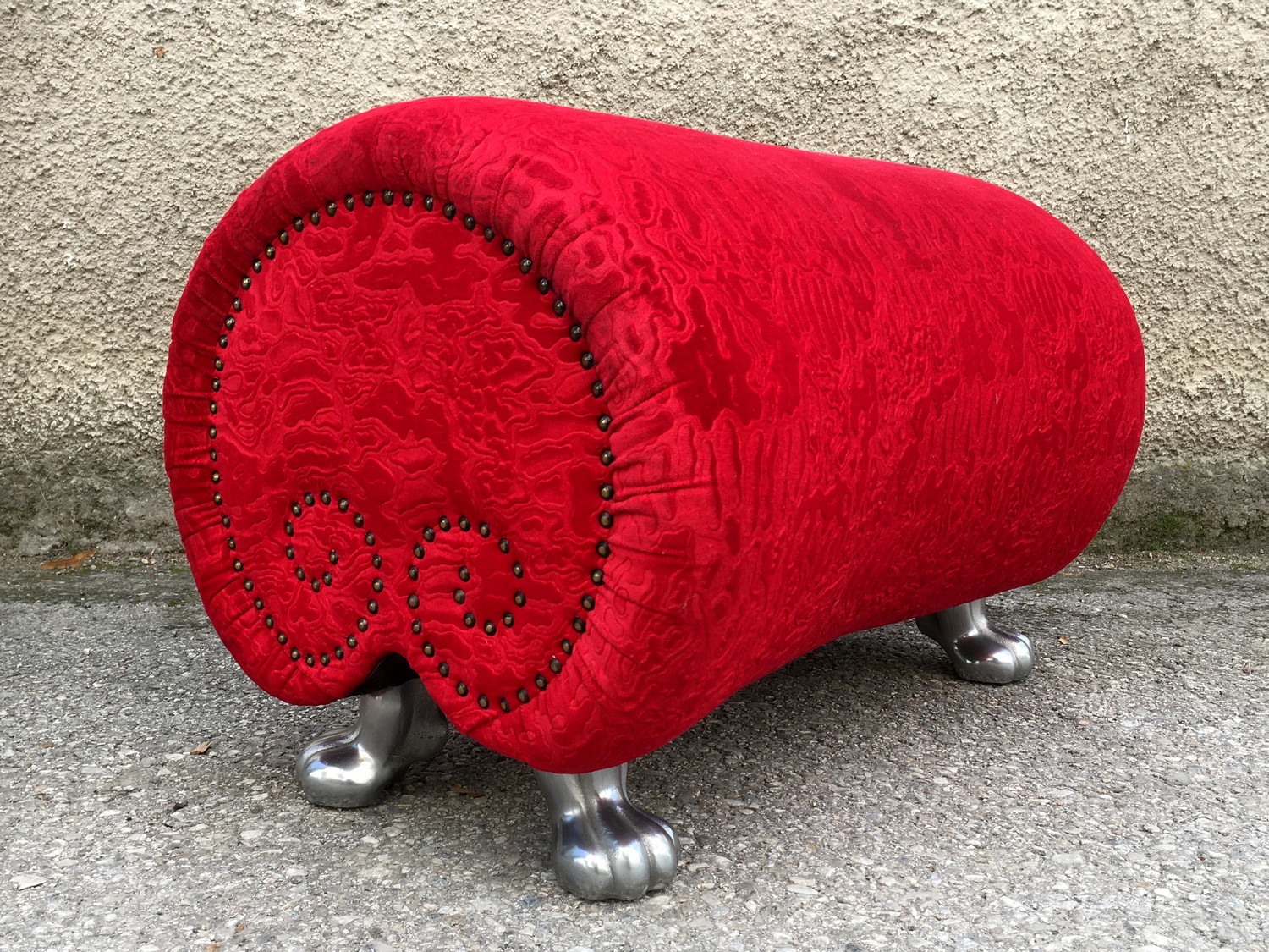 Bretz Hocker zum Sofa od Stuhl rot Stuktursamtstoff polierte Tatzen