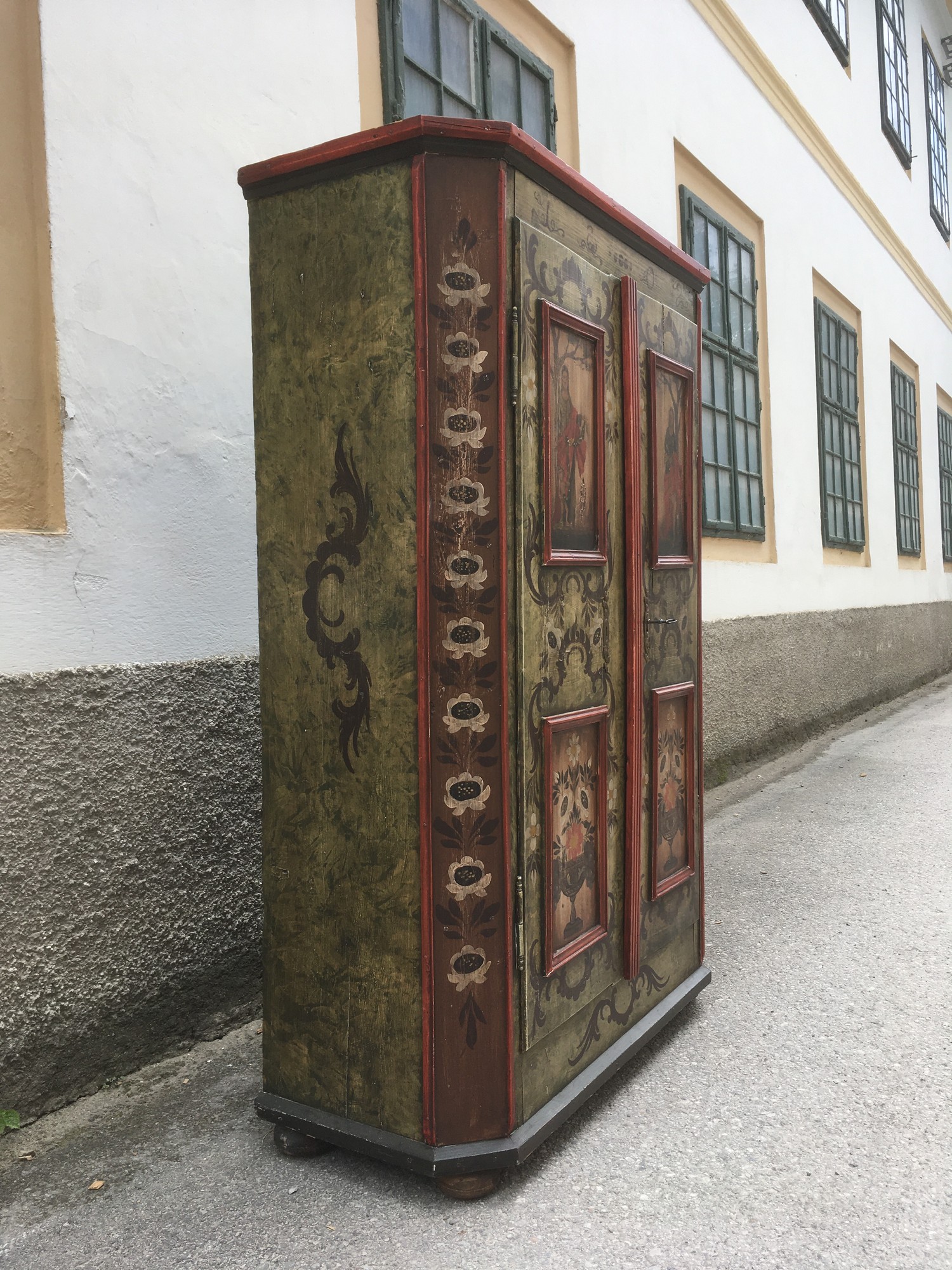 Bauernschrank Schrank aus Altholz bemalt sakrale Bildmotive