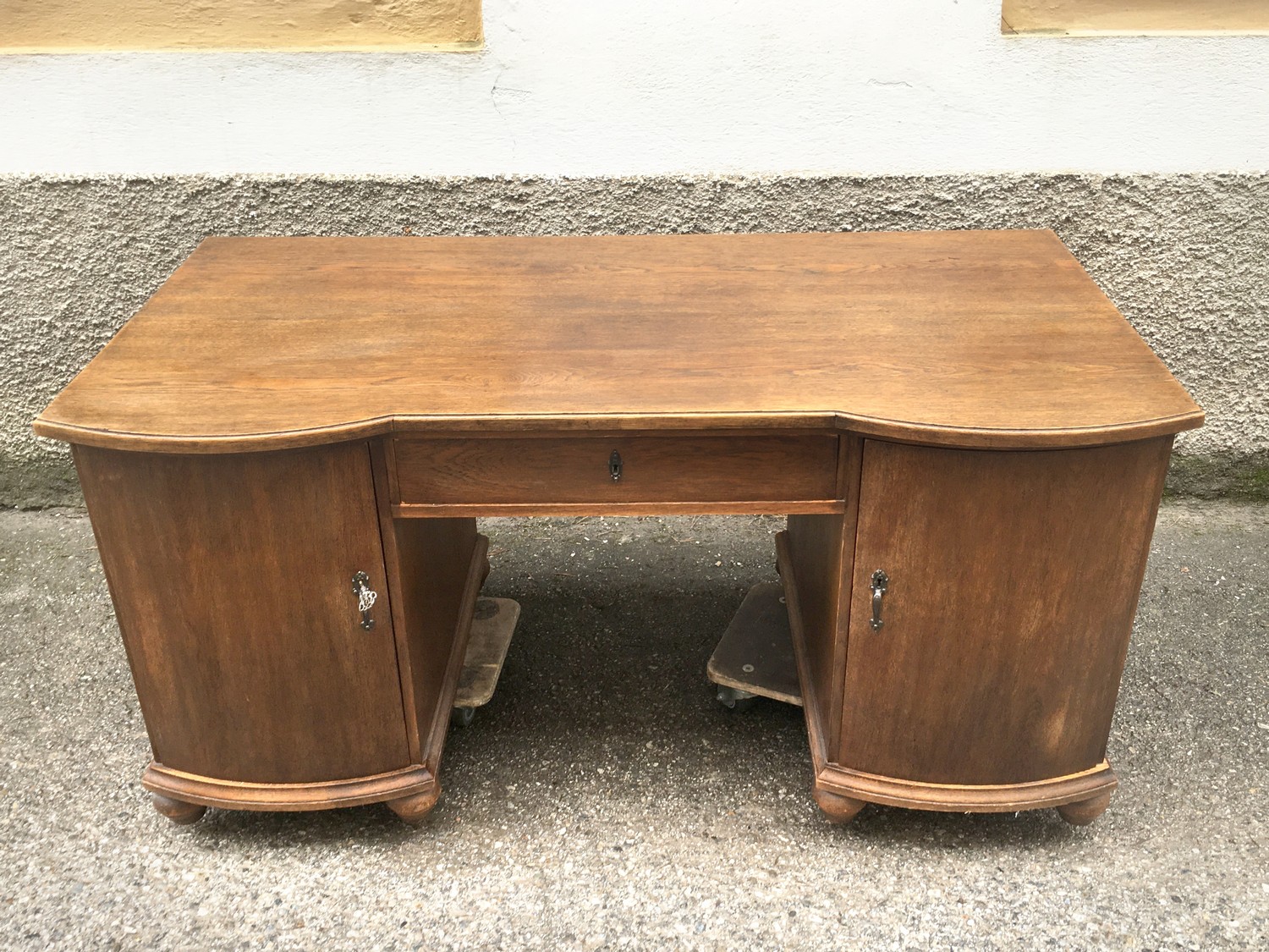 Schreibtisch antik Freisteher Bürotisch schlicht elegant bombiert