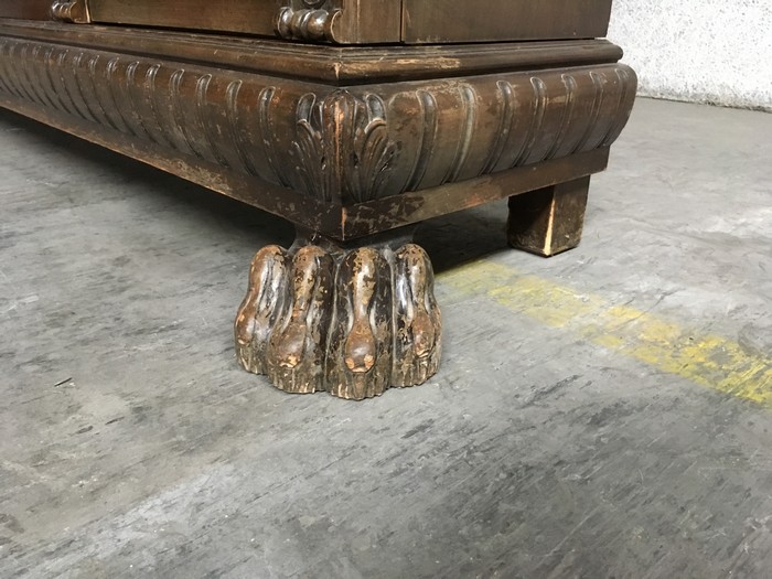 Löwentatzen Schrank antik