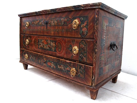 antike Truhe bemalt