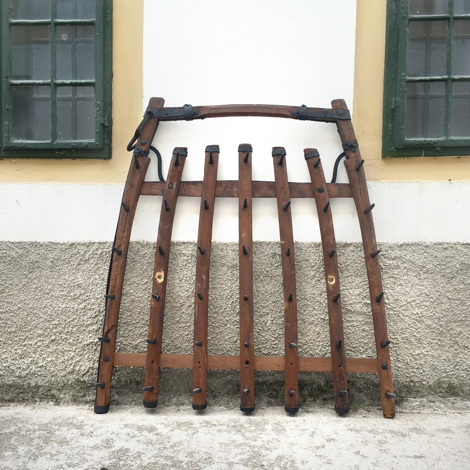 Antike bäuerliche Egge Holz handgeschmiedetes Eisen