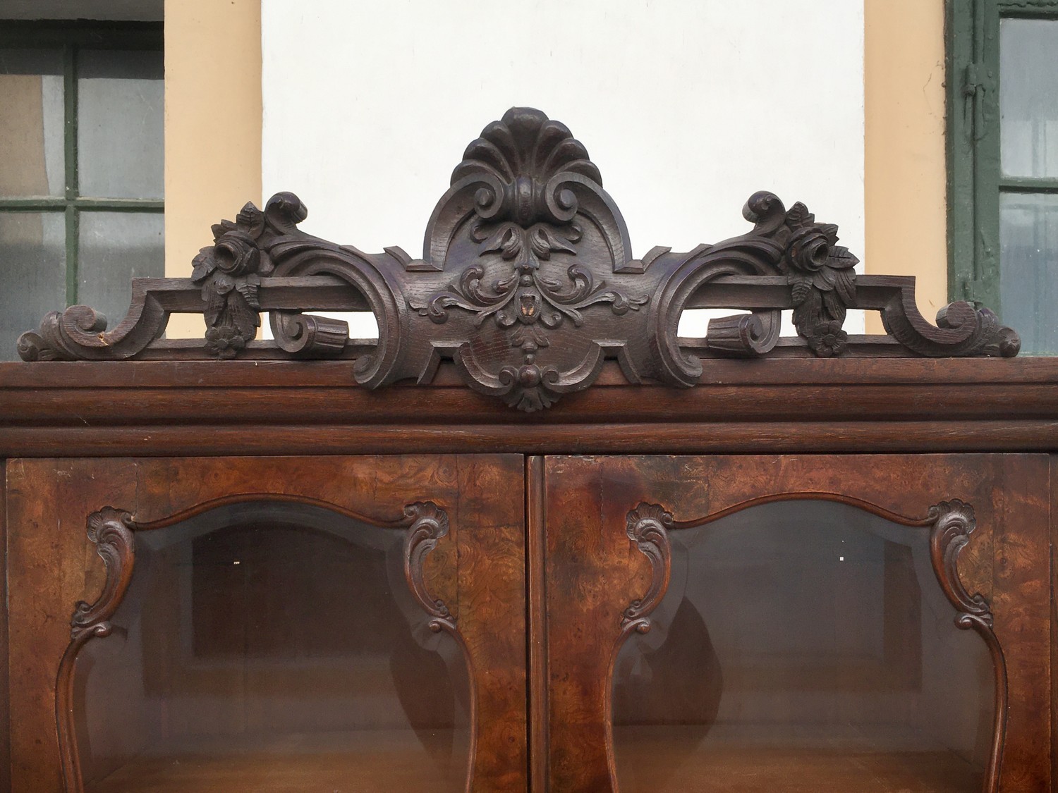 Vitrinenschrank Bücherschrank Antiquität antik Möbel Satyr Fratze Faun Ziegenfüße Möbel Neobarock