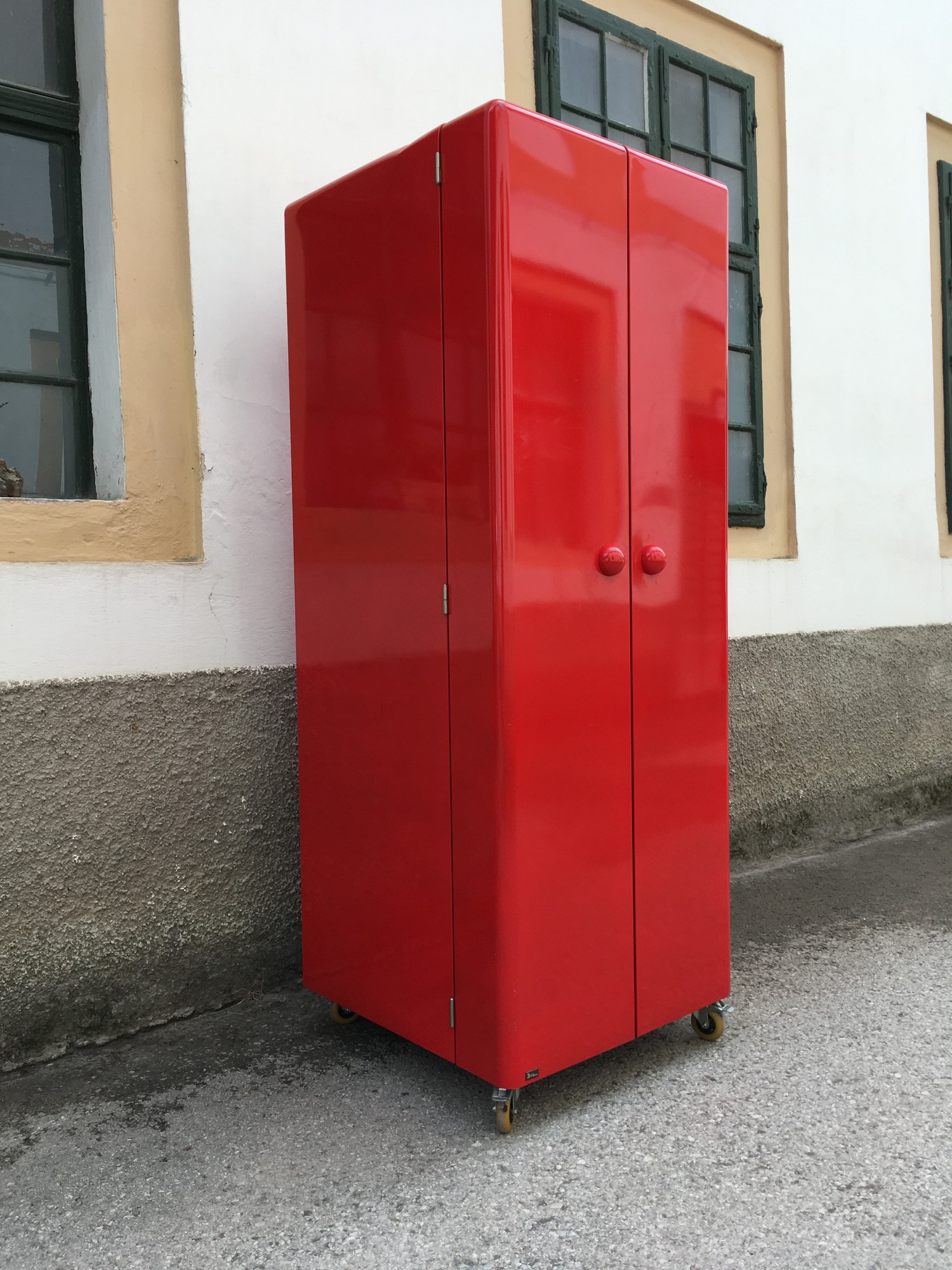 BRETZ Metallschrank HiFi - Schrank rot Medienschrank Computerschrank mit Rollen