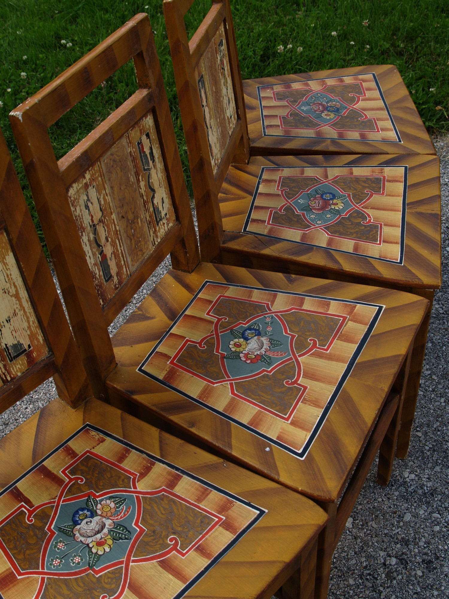 Sessel antike Landhausstil bemalte Stühle Bauernsessel Vintage Bauernmalerei Möbel