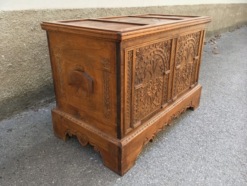 Truhe beschnitzt
