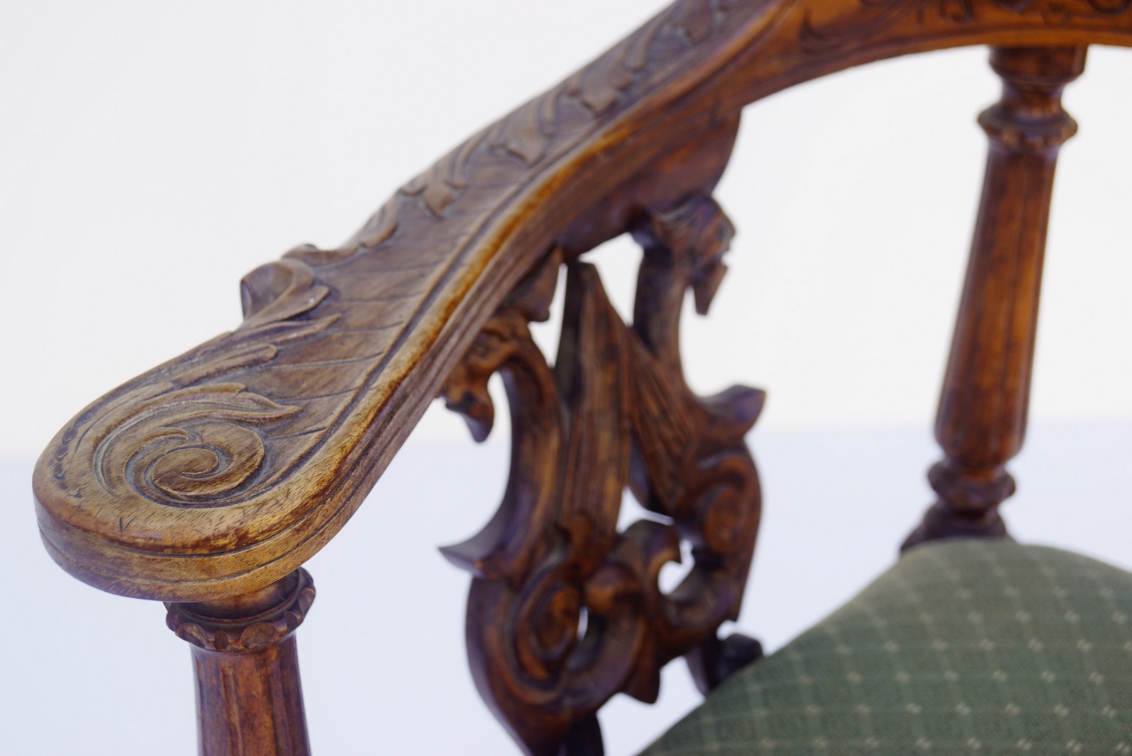 Antiker Eckstuhl Armlehnstuhl Historismus Nussholz Renaissance