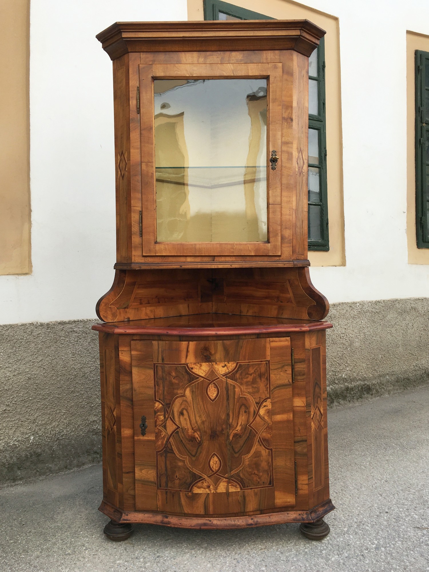 Vitrine Eckvitrine Eckschrank Barockstil Antik Nussholzfurnier Intarsien Edelteil