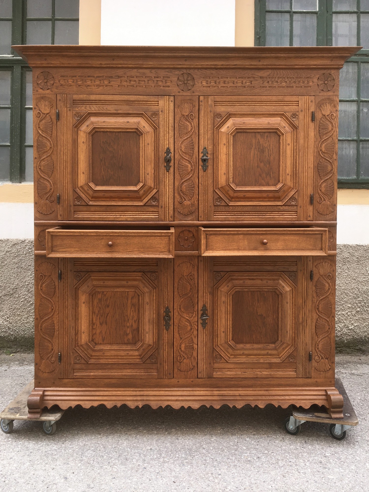 Schrank Eiche massiv Bauernschrank Jagdstube beschnitzt Vintage Vollholz Dielenschrank