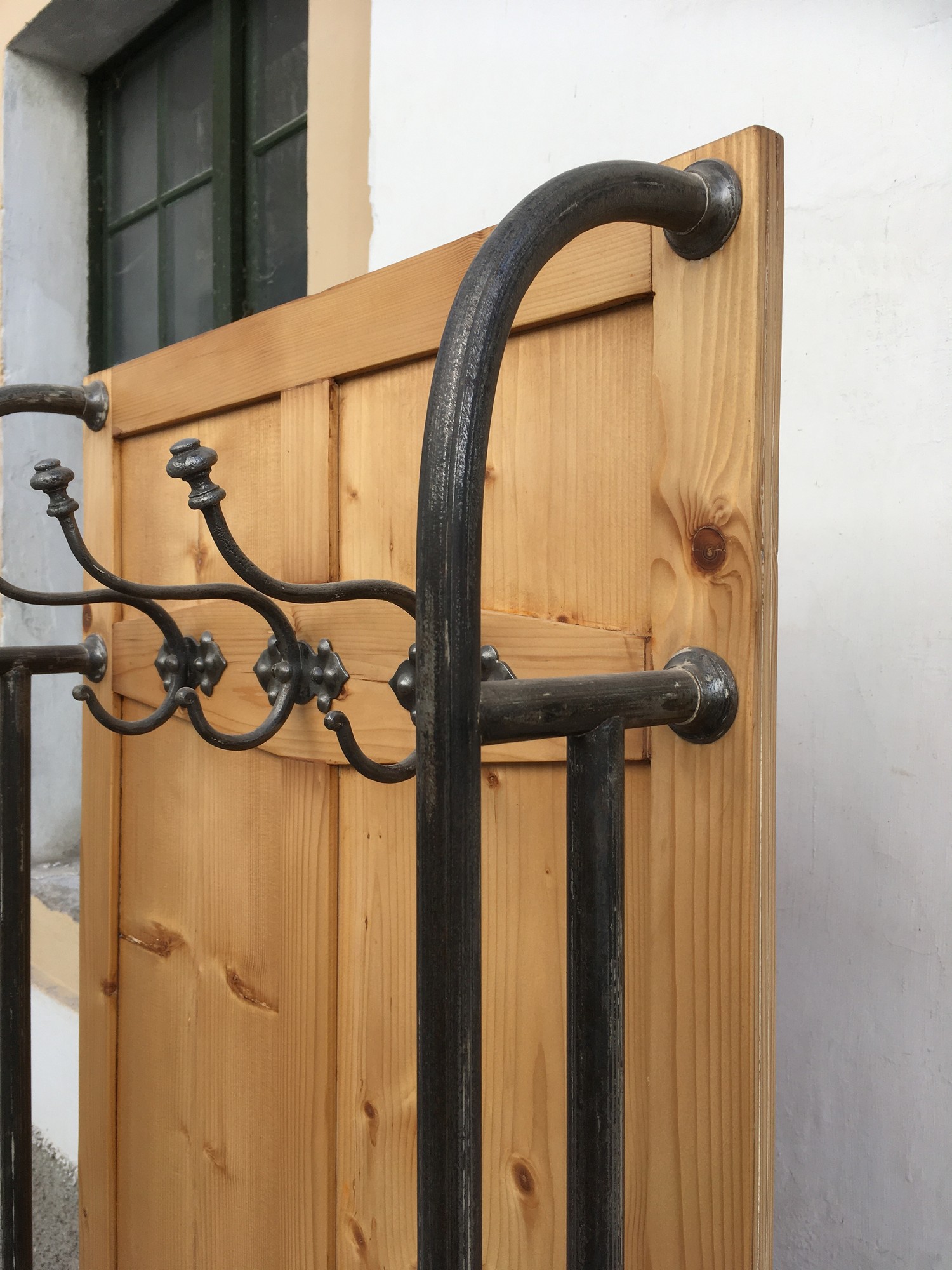 Weichholz Garderobe antik Wandpaneel restauriert Wandschrank