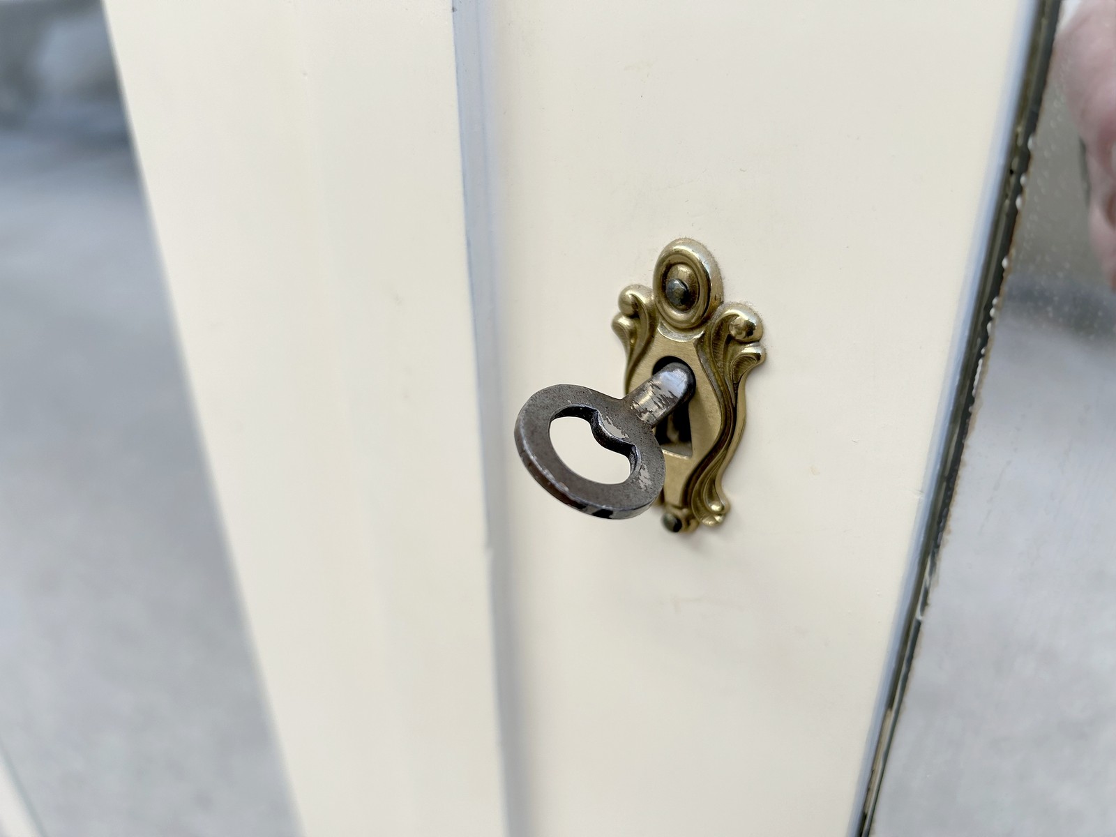 Jugendstil Dielenschrank Vintage Kleiderschrank weiß Massivholz Shabby Chic Mädchenzimmer