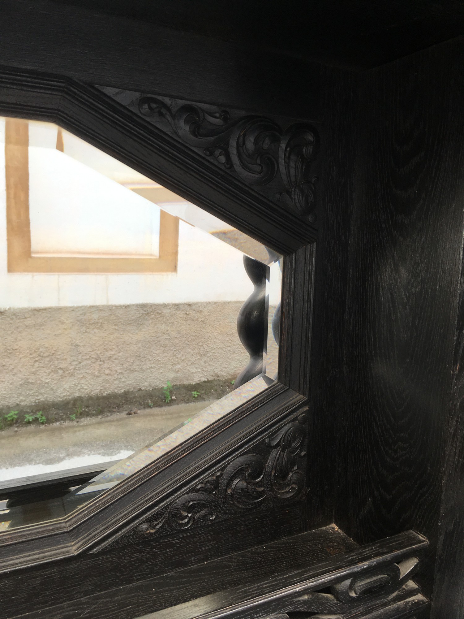 facettierte Spiegel antiker Schrank