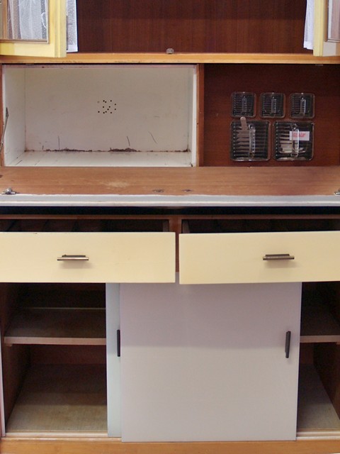 Küchenschrank antik rosa gelb