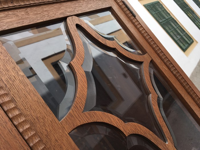 Antiker Schrank Marmor Kristallglas