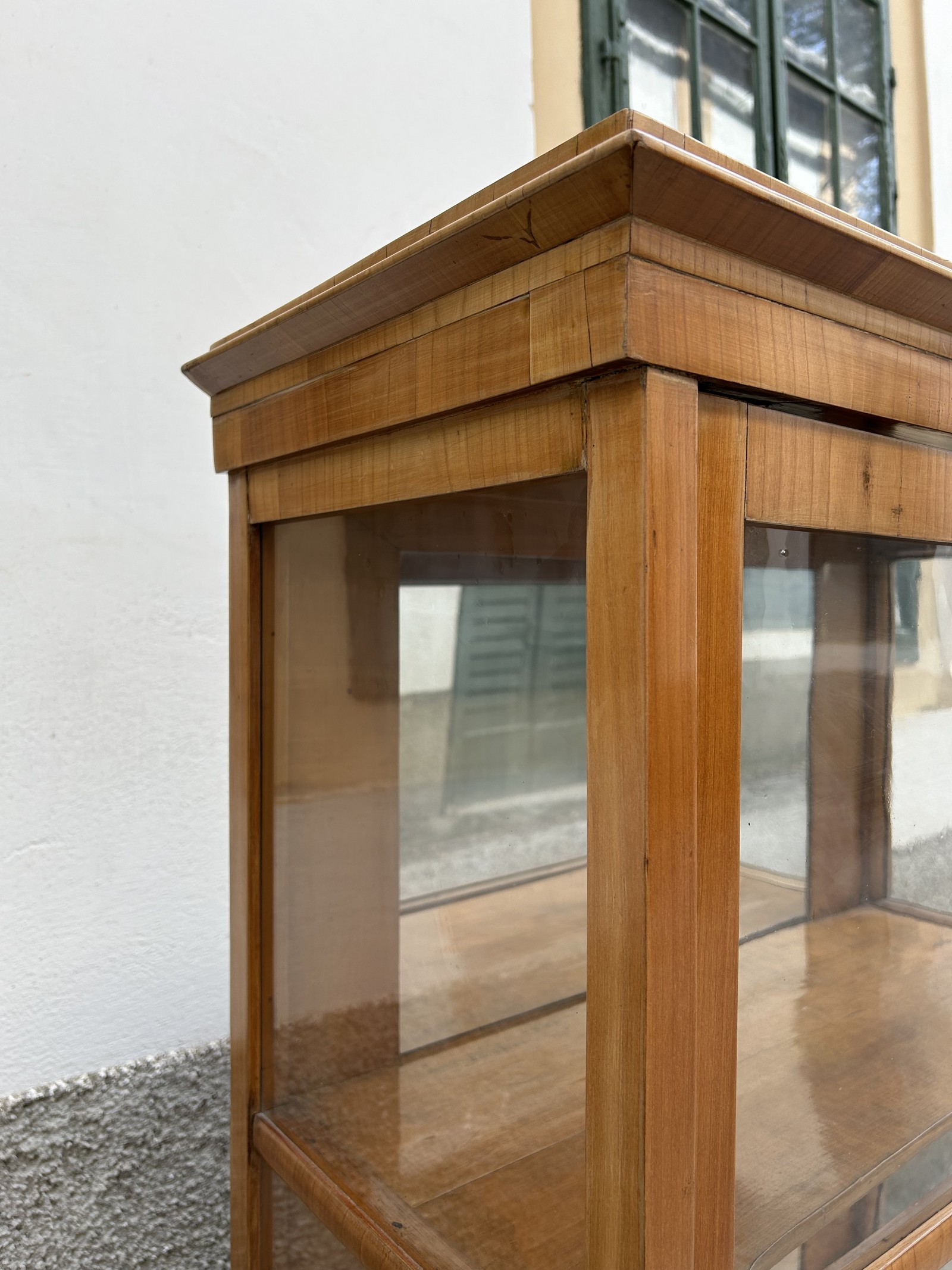 Vitrine Biedermeier Vitrinenschrank antik Kirsch zierlich