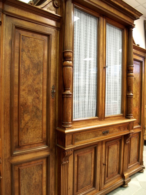 Antiquität, eleganter großer Herrenschrank