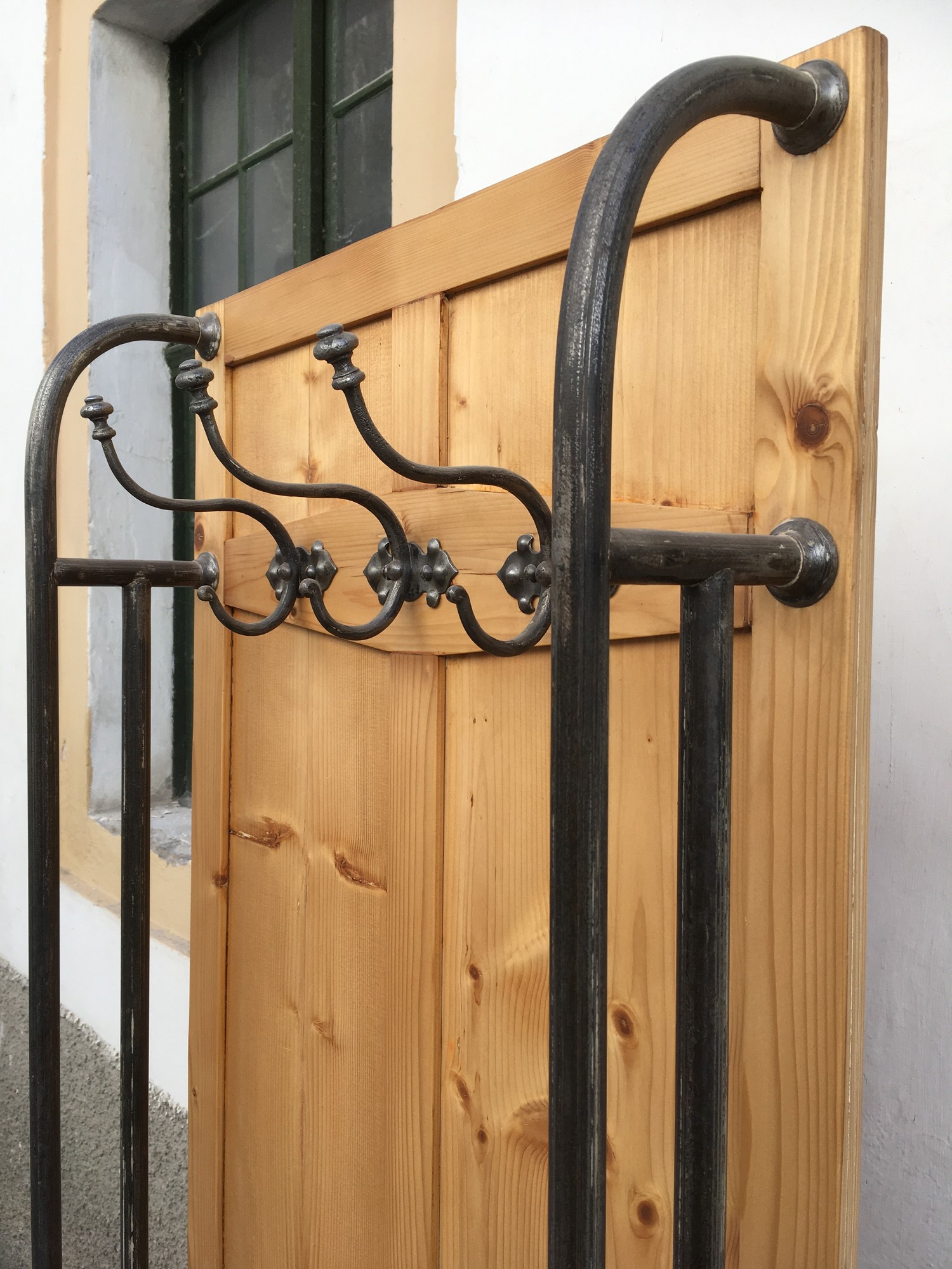 Garderobenwand antik Weichholz