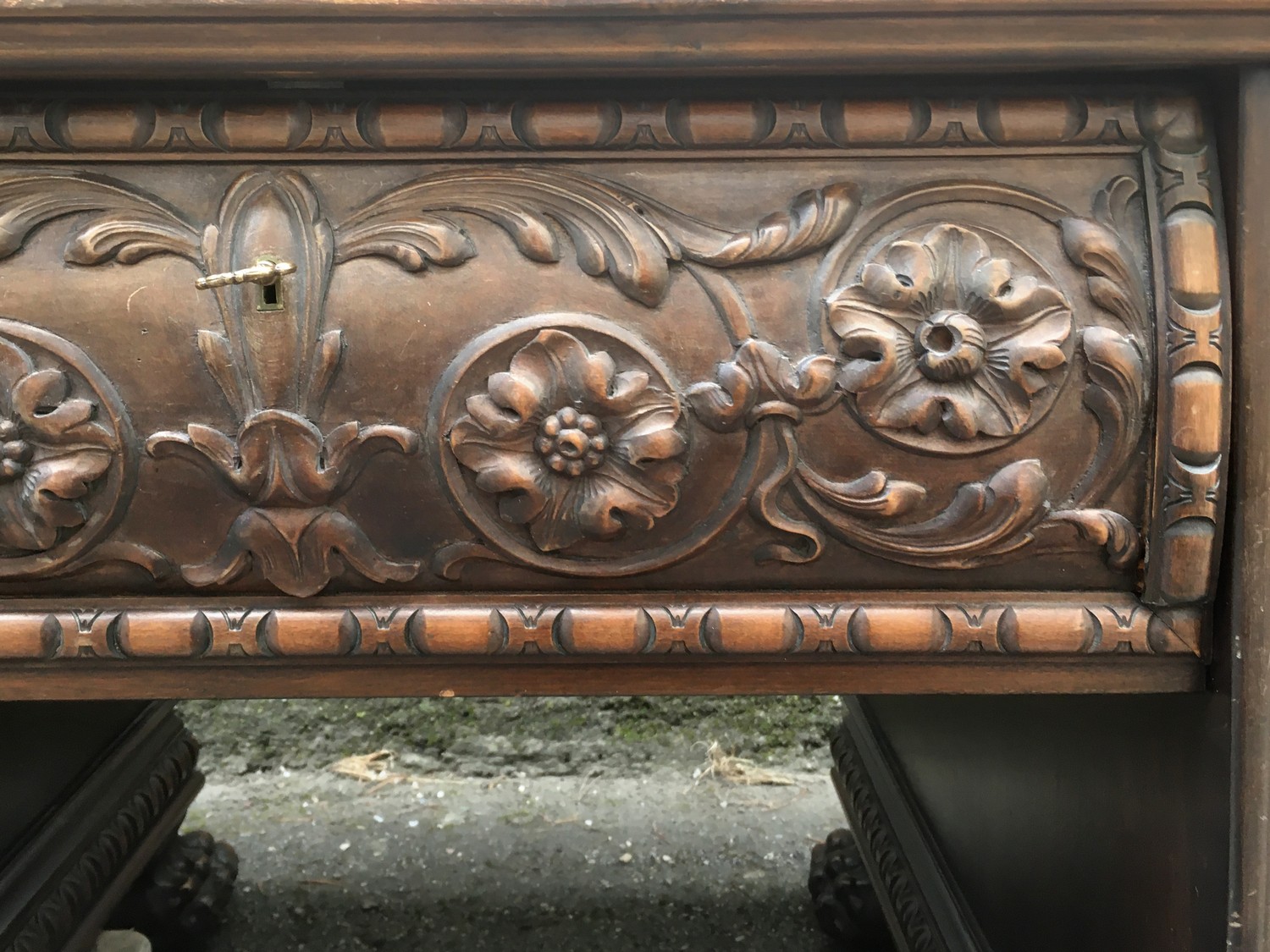 Schreibtisch antik Freisteher Herrenzimmerschreibtisch groß Tatzenfüße Barock Empire Artnouveau beschnitzt