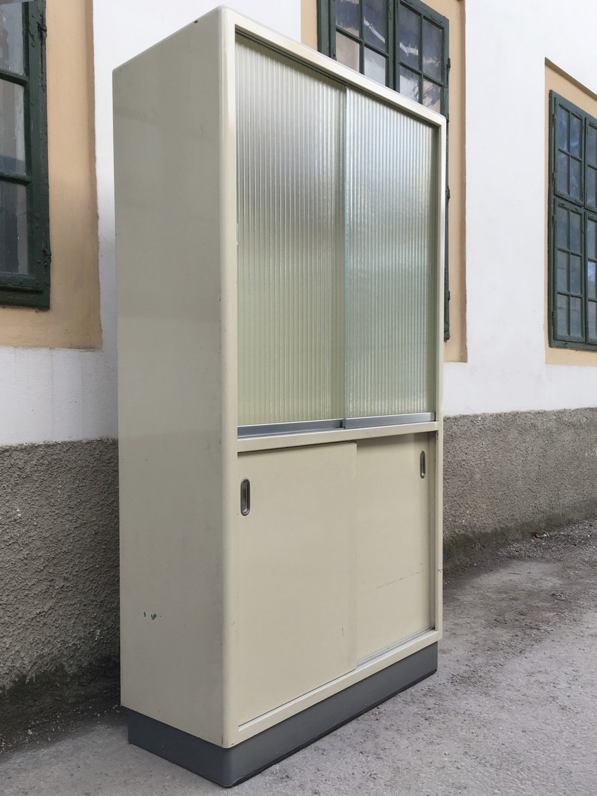 Metallschrank Arzt