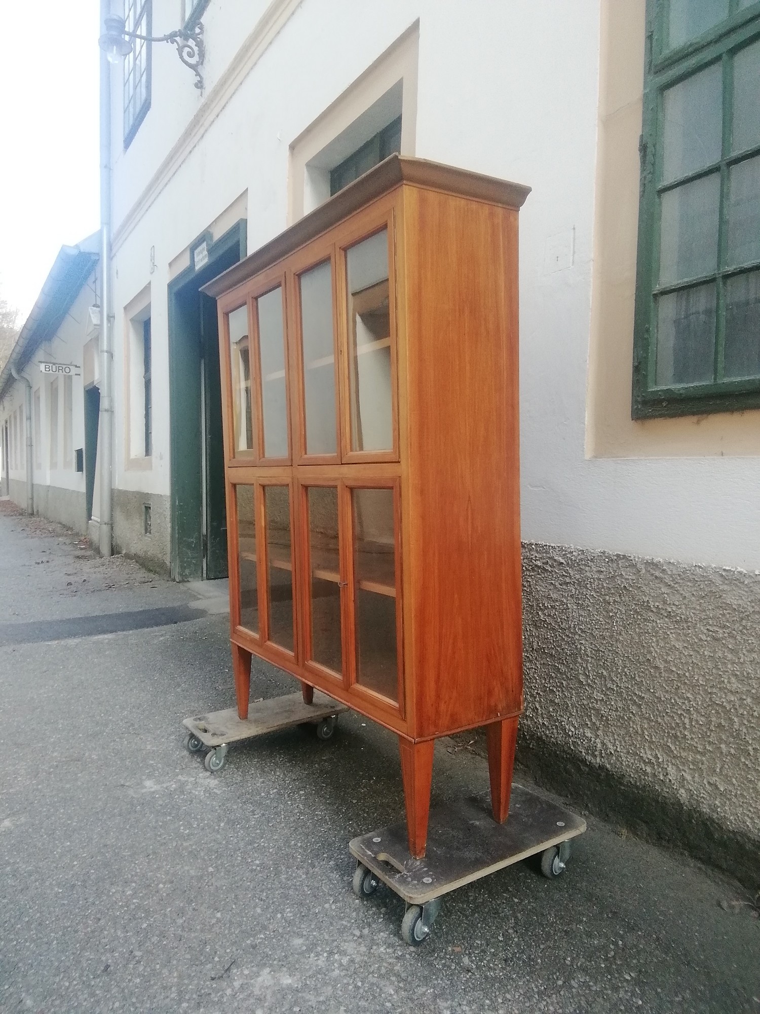 Vitrine hochwertiger Schrank schlichte Fertigung Bücherschrank Geschirrschrank Geschirrvitrine Skandi Danish Design Möbel