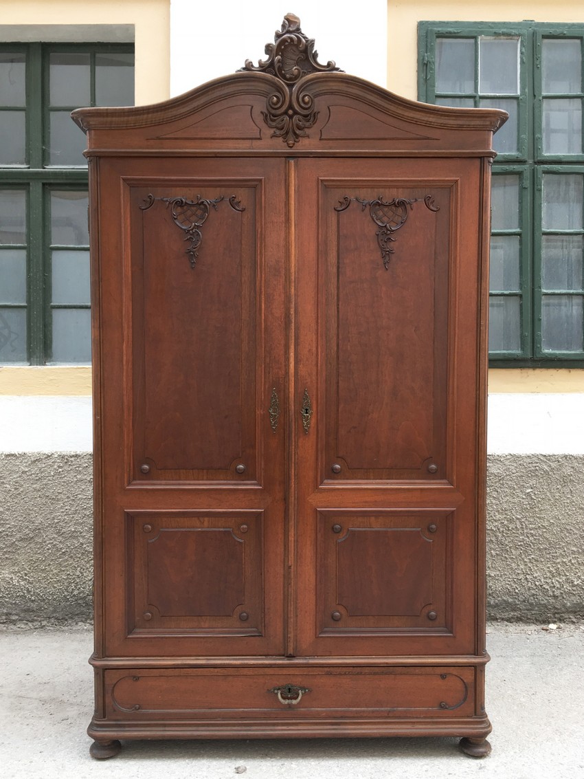 Historismus Kleiderschrank antik Schrank beschnitzt Nussholzfurnier Pfeifenbarock