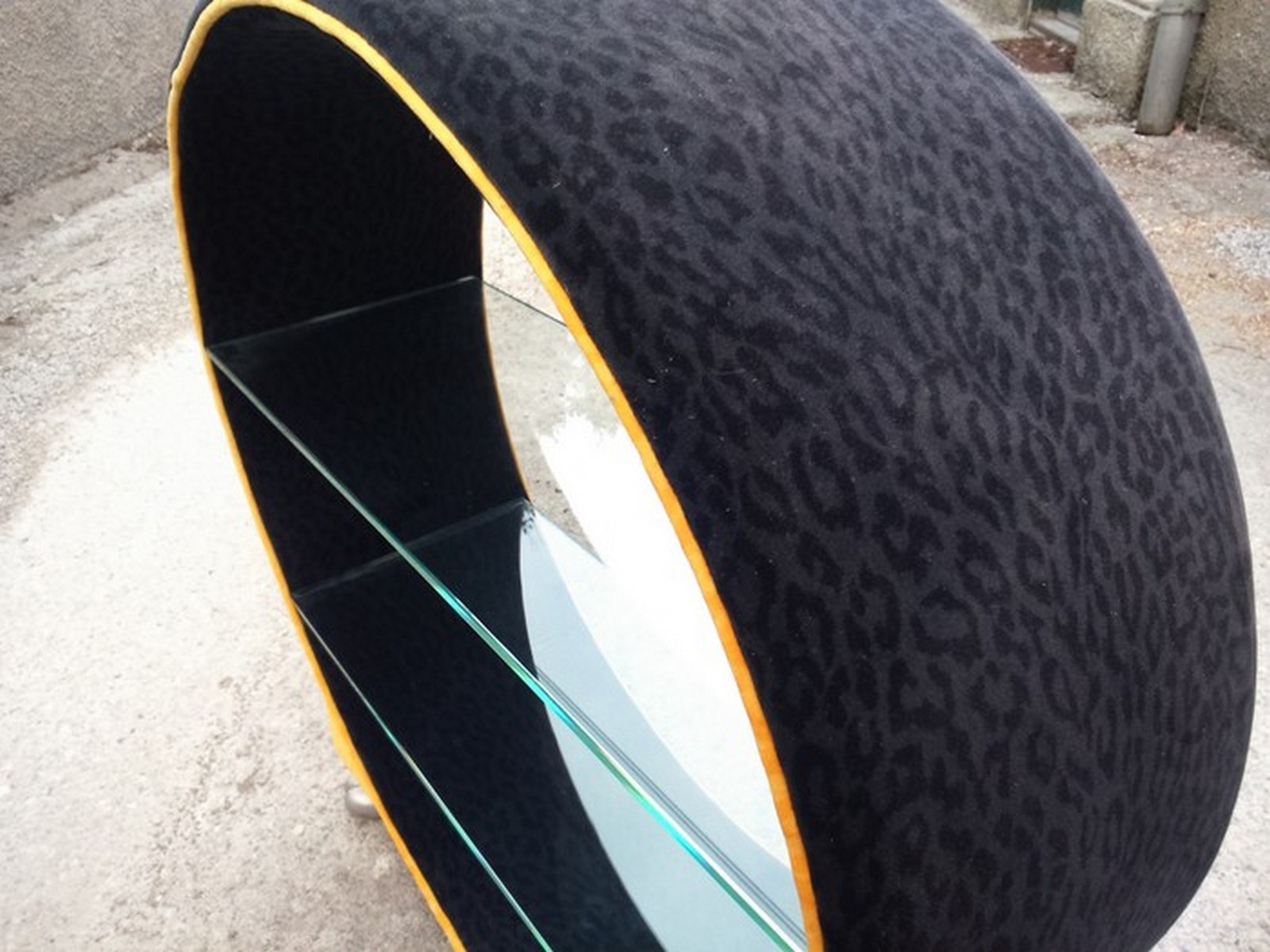 Bretz Regal schwarz gelb Leopardenstoff Rundregal Original Designmöbel