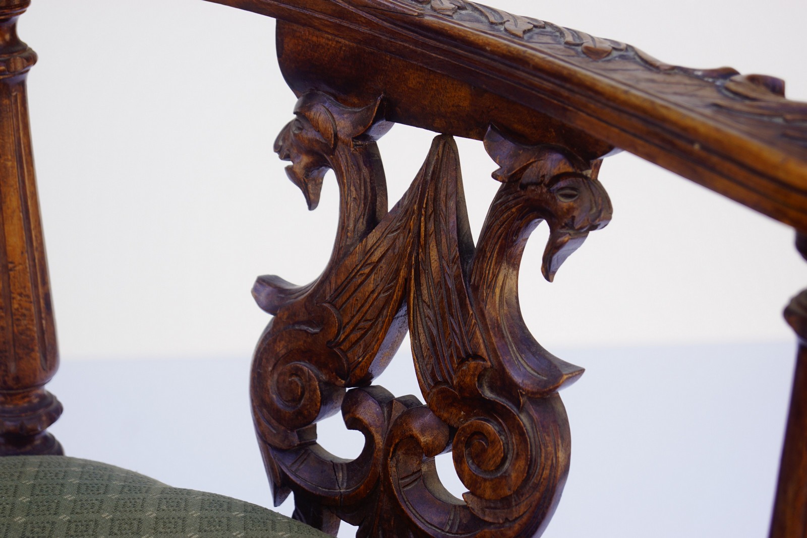 Antiker Eckstuhl Armlehnstuhl Historismus Nussholz Renaissance
