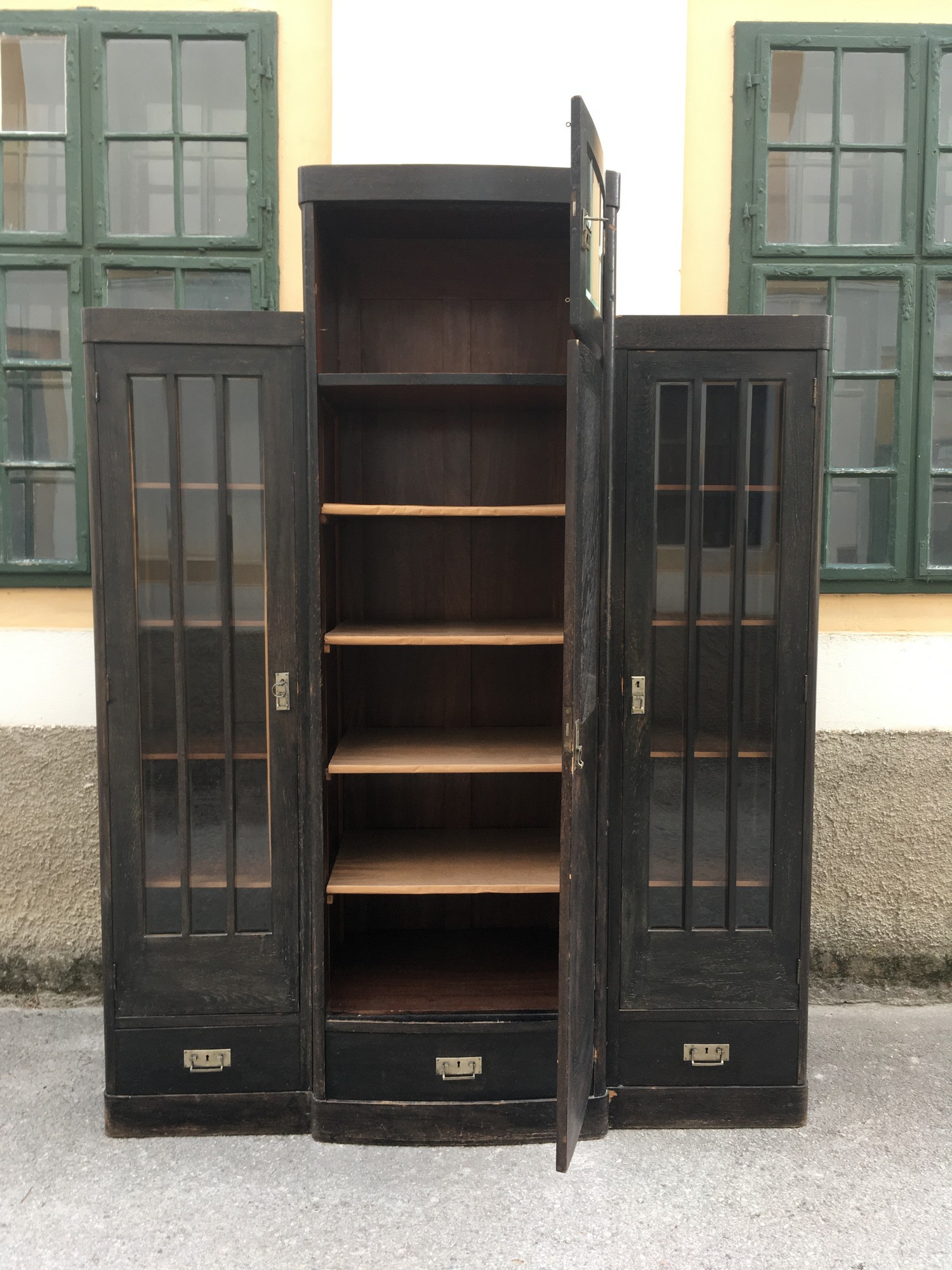 Jugendstil Vitrine schwarz 1920 antiker Schrank facettierte Bleikristall Gläser Art Nouveau Bibliothek