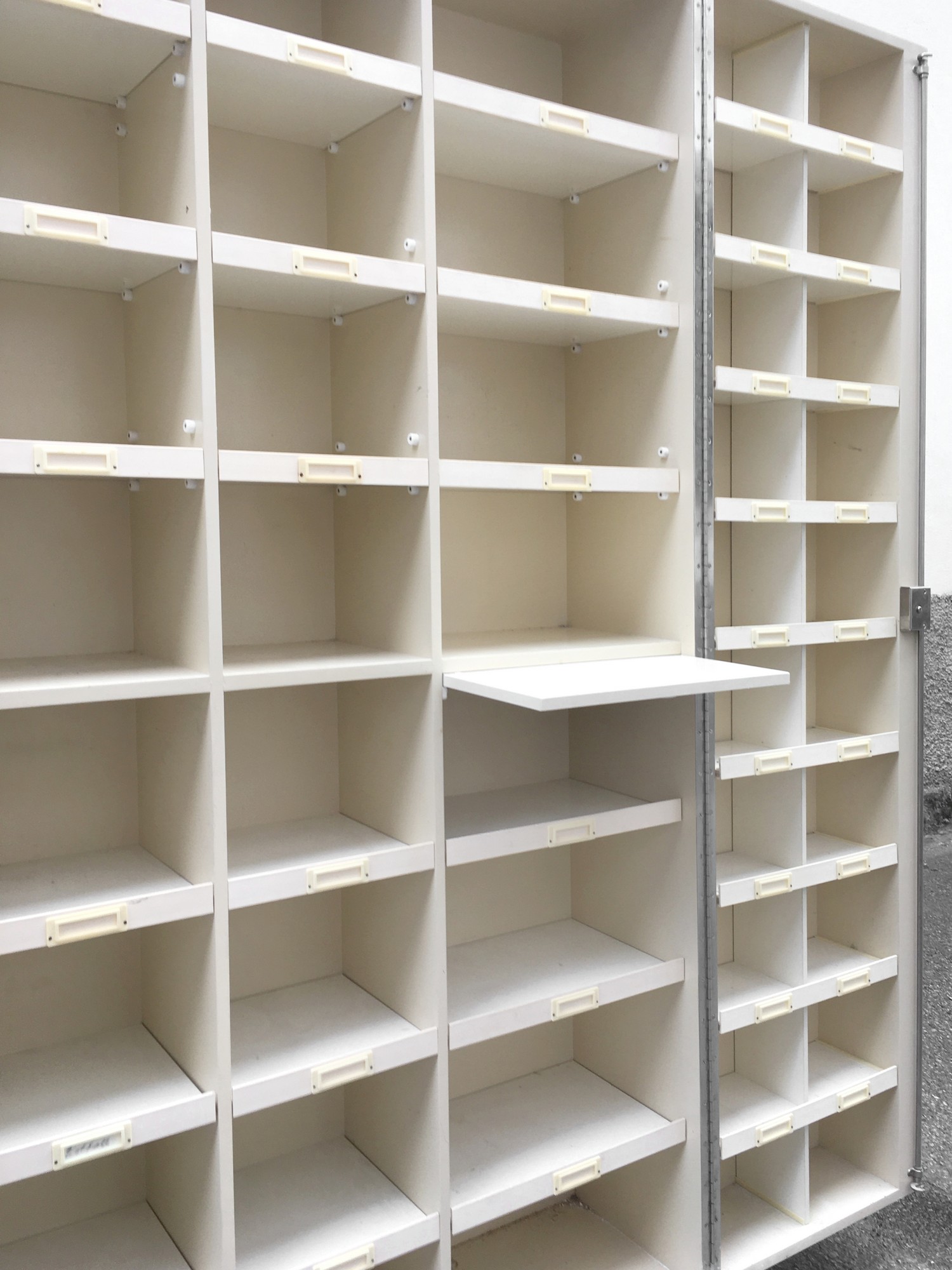 Apothekerschrank Original Arztschrank MidCentury Vintage Metallschrank Retro Industrialdesign Küchenvorratsschrank