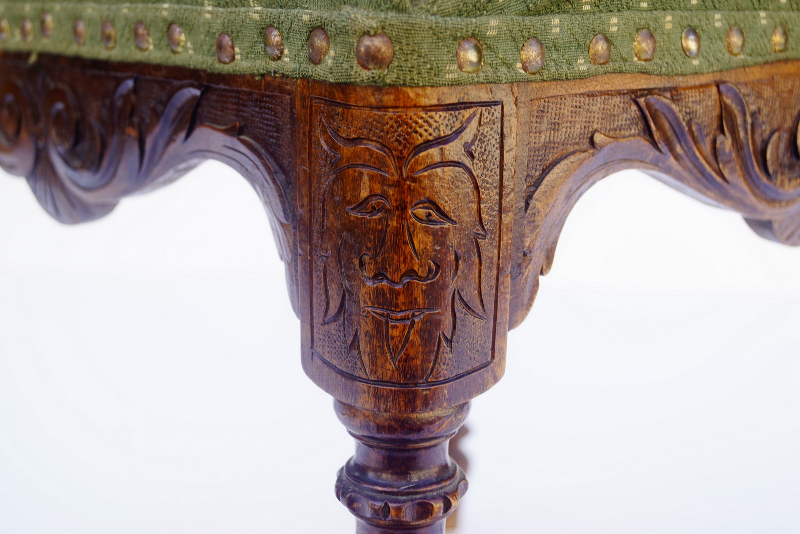 Antiker Eckstuhl Armlehnstuhl Historismus Nussholz Renaissance