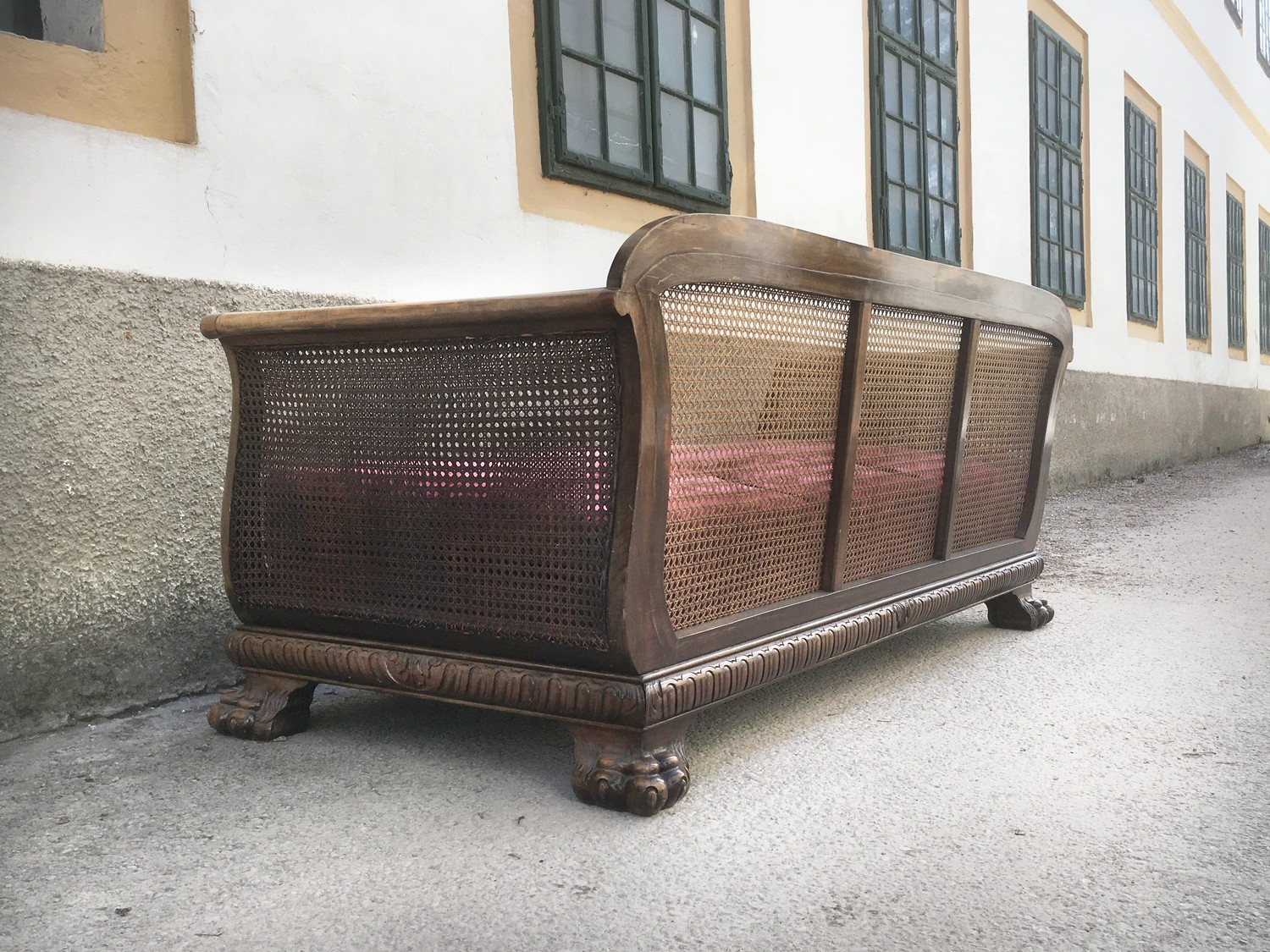 Sofa Renaissance 1930 antik Sitzbnank Tatzenfüße Massivholz beschnitzt Barock Chippendale Antiquität shop kaufen Neorenaissance Barock antik Löwentatzen Wiener Geflecht Antiquität Salon rot