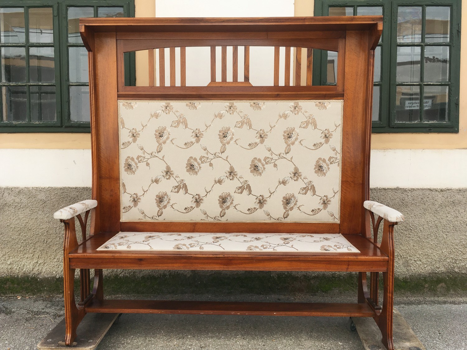 Antiquität Möbel Überbausofa Vollholz antik restauriert Wien Empfangsraum