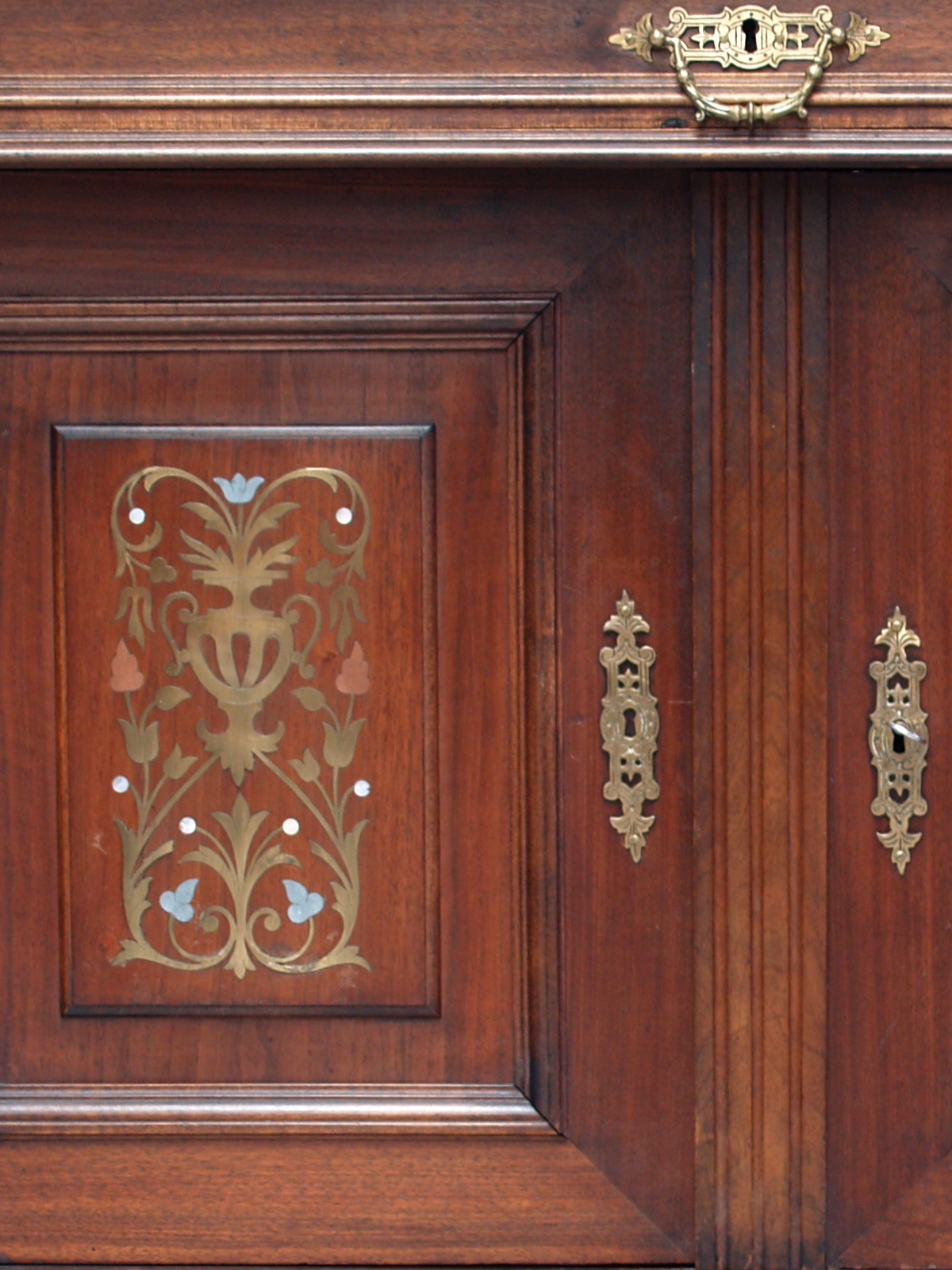 Schrank antik Messing Intarsien