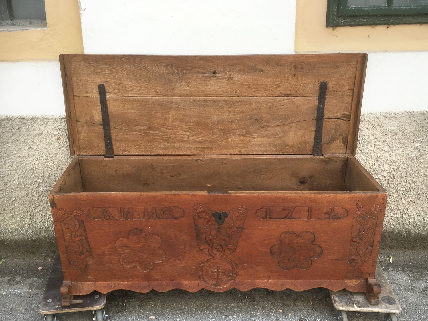 Antike Truhe anno 1714 beschnitzt sakral Eiche Vollholz Sitztruhe Klostermöbel 18. Jahrhundert