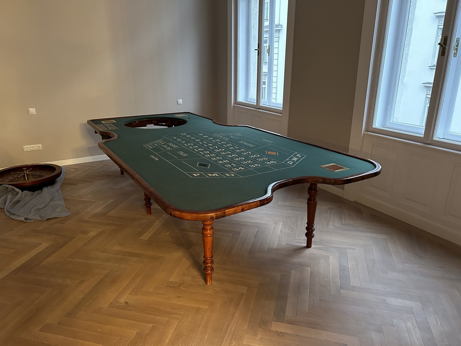 Roulette-Tisch Casino Roulette-Rad Caro Paris Spieltisch antik Casino Roulette Kessel Caro Paris