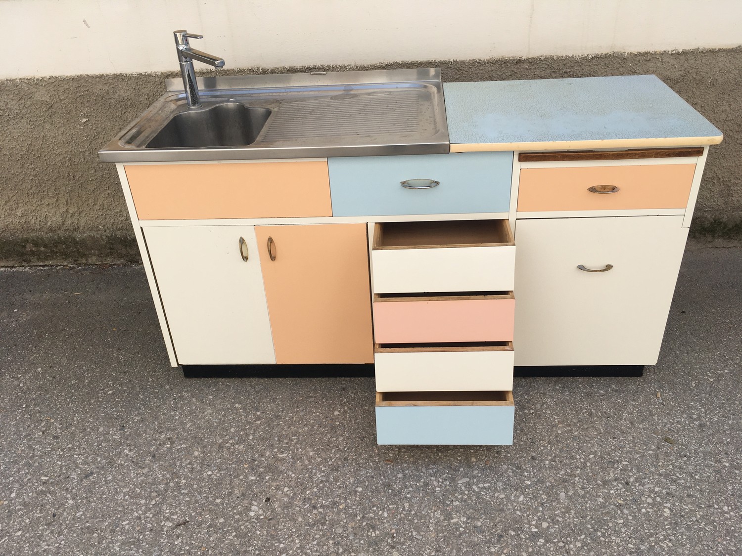 Küche Vintage Midcentury Pastell 50er 60er-Jahre Retro Schrank Möbel Design Küchenzeile Waschtisch Kludi Armatur Unterschränke