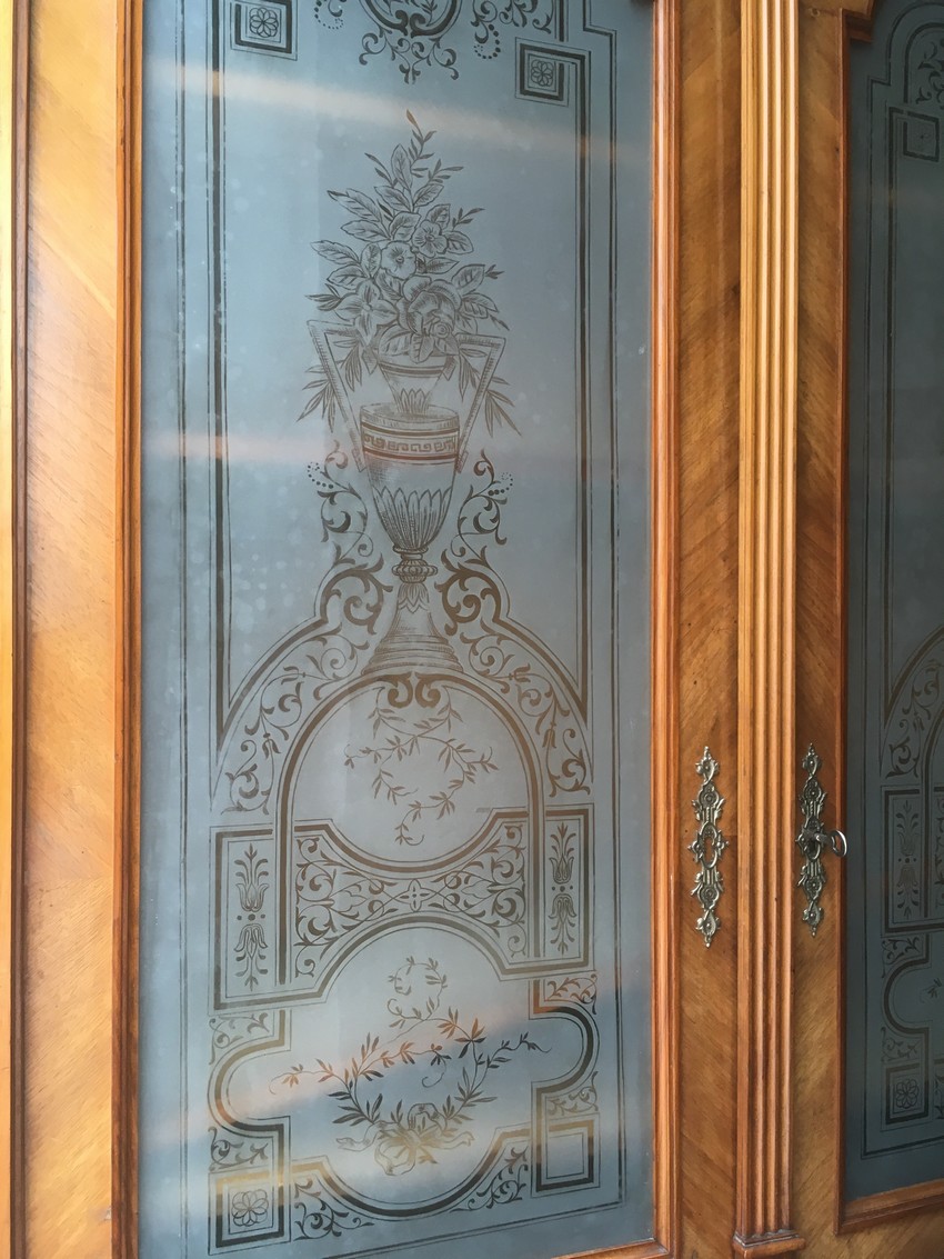 Bücherschrank Nussholz geatztes Glas alt