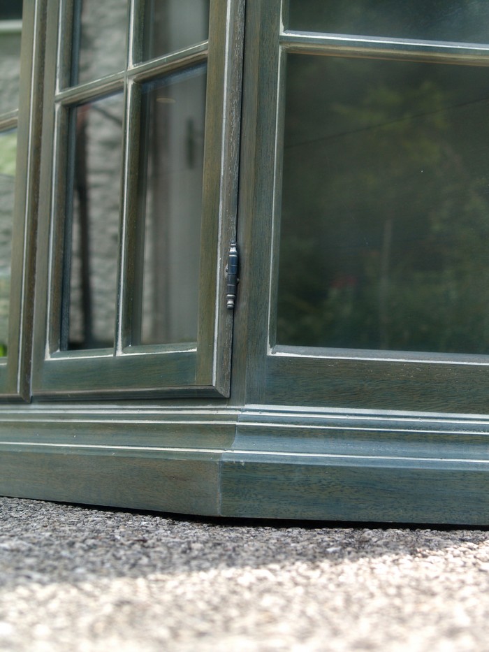 Vitrine grün bemalt Landhausstil Küchenschrank GEschirrschrank Vintage Sprossen Kristallglas Vollholz
