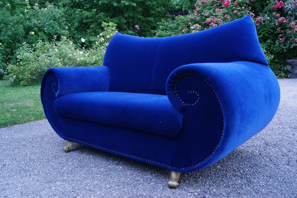 Bretz Sofa Gaudi blau 2er Zweisitzer Geigenfüße